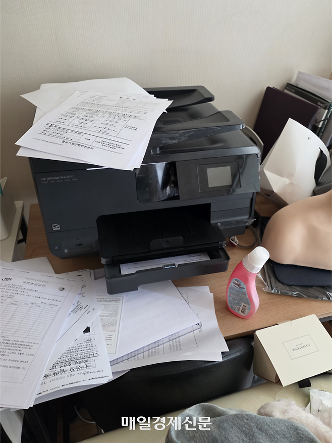 사기를 치고 잠적한 회원권 거래업체 사무실 내부가 어지럽게 흐트려져 있다. [피해자]