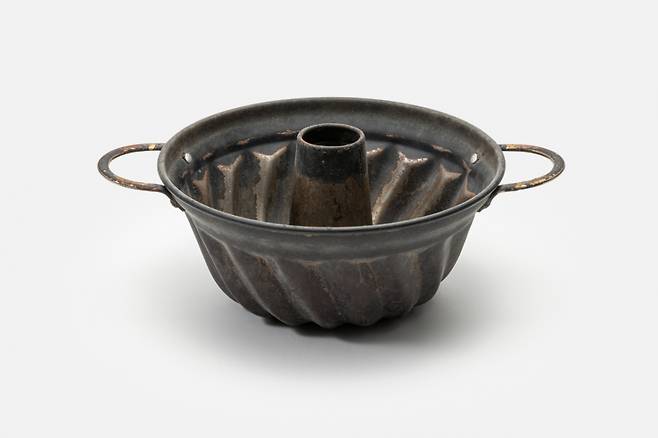 소록도의 간호사 마리안느와 마가렛이 한센병 환자들을 돌볼 때 썼던 치료 및 간병도구.  / 사진 = 국가유산청 제공