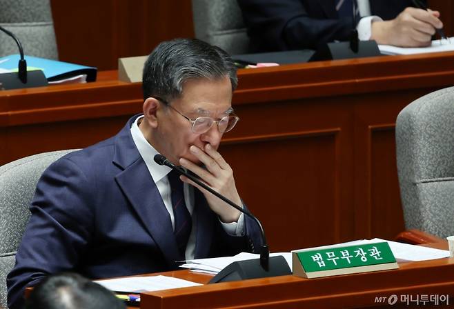 [서울=뉴시스] 고승민 기자 = 정성호 법무부 장관이 12일 서울 여의도 국회에서 열린 예산결산특별위원회 전체회의에서 자료를 보고 있다. 2025.11.12. kkssmm99@newsis.com /사진=고승민