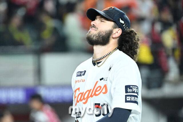 29일 대전 한화생명 볼파크 야구장에서 열린 '2025 신한 SOL 뱅크 KBO 한국시리즈 3차전' LG 트윈스와 한화 이글스 경기. 한화 선발 폰세가 6회초 수비를 마치고 더그아웃에 들어오며 두 눈을 감고 있다./마이데일리