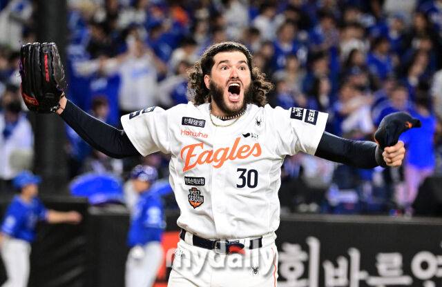 2025년 10월 24일 오후 대전한화생명볼파크에서 열린 '2025 신한 SOL BANK KBO 포스트 시즌' 삼성 라이온즈와 한화 이글스의 플레이오프(PO) 5차전 경기. 한화 선발투수 폰세가 5이닝 1실점 투구를 한 뒤 포효하고 있다./마이데일리