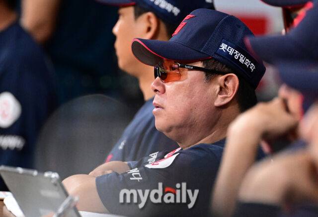 2025년 7월 23일 오후 서울 고척스카이돔에서 열린 '2025 신한 SOL뱅크 KBO 리그' 롯데 자이언츠와 키움 히어로즈의 경기. 롯데 김태형 감독이 경기를 지켜보고 있다./마이데일리