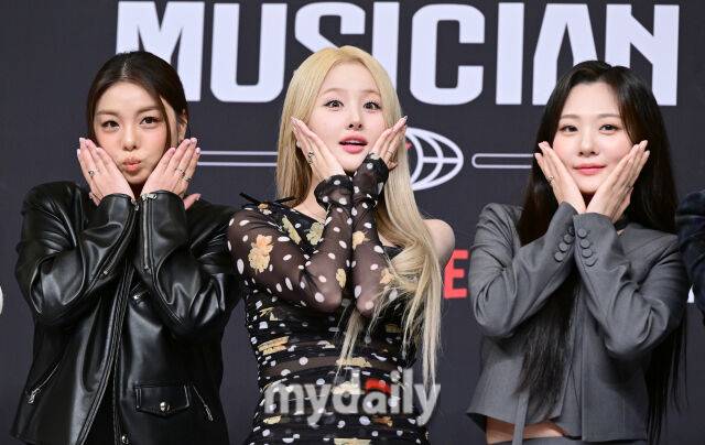 가수 에일리, 키스오브라이프 벨, 볼빨간사춘기 안지영(왼쪽부터)이 인사하고 있다. / 유진형 기자(zolong@mydaily.co.kr)