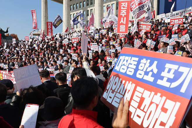 12일 서울 여의도 국회 본청 앞에서 열린 “대장동 일당 7400억 국고 환수 촉구 및 검찰 항소 포기 외압 규탄대회”에서 장동혁 국민의힘 대표를 비롯한 의원, 당원들이 규탄 구호를 외치고 있다. [연합]