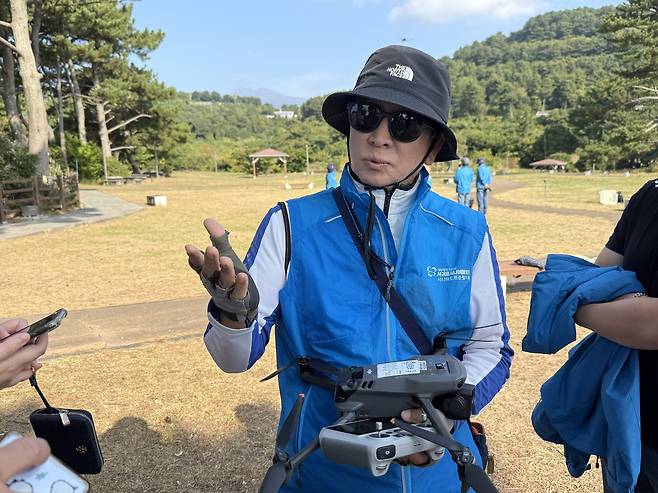 서귀로시니어클럽 소속으로 시니어드론순찰대원으로 활동하는 김찬보(67)씨가 올해 4월 드론 순찰 중 극단적인 선택을 시도하는 이를 구조한 당시 상황을 설명하고 있다.[한국노인인력개발원 제공]