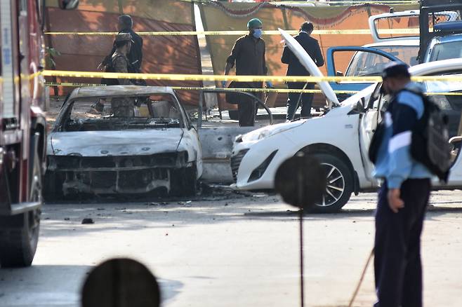 11일(현지시간) 파키스탄 이슬라마바드 한 지방 법원 정문 밖에서 발생한 자살 폭탄 테러 이후 파키스탄 육군 경찰이 경계를 서고 있다. [AP]