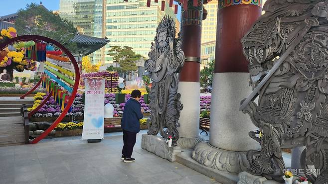 12일 오전 서울 종로구 조계사에서 한 수험생 가족이 기도를 올리고 있다. 안효정 기자.