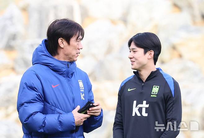 [천안=뉴시스] 이영환 기자 = 대한민국 축구 국가대표팀 홍명보 감독이 11일 오후 충남 천안시 서북구 대한민국 축구종합센터에서 열린 오픈 트레이닝 시작 전 양민혁과 이야기를 나누고 있다. 2025.11.11. 20hwan@newsis.com