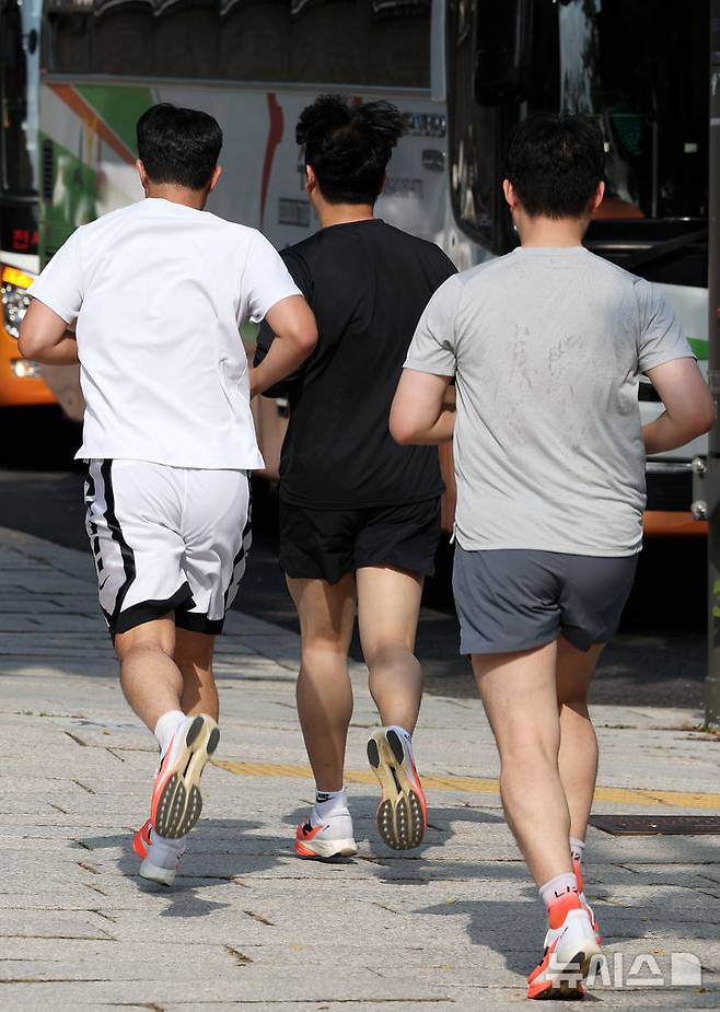 [서울=뉴시스] 홍효식 기자 = 지난 10월 29일 오후 서울 종로구 경복궁 인근에서 시민들이 반바지와 반팔 차림으로 러닝하고 있다. (기사 내용과 관련 없습니다)2025.10.29. yesphoto@newsis.com