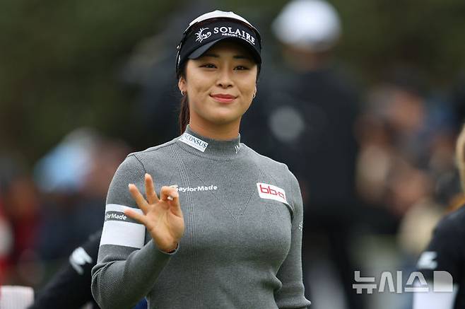 [해남=뉴시스] 권창회 기자 = 19일 오전 전남 해남 파인비치 골프링크스에서 열린 BMW 레이디스 챔피언십 2025 파이널라운드에서 윤이나가 1번 홀 티샷을 친 뒤 이동하고 있다. 2025.10.19. kch0523@newsis.com