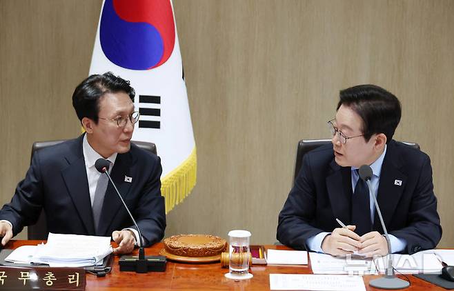 [서울=뉴시스] 최동준 기자 = 이재명 대통령과 김민석 국무총리가 지난 11일 서울 용산 대통령실 청사에서 열린 국무회의에서 대화하고 있다. (대통령실통신사진기자단) 2025.11.11. photocdj@newsis.com