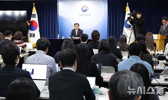 [서울=뉴시스] 김명원 기자 = 이억원 금융위원장이 12일 오전 서울 종로구 정부서울청사에서 열린 금융위 출입기자단 월례 간담회에 참석해 발언하고 있다. 2025.11.12. kmx1105@newsis.com