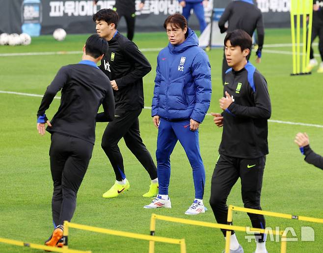 [천안=뉴시스] 이영환 기자 = 대한민국 축구 국가대표팀 홍명보 감독이 지난 11일 오후 충남 천안시 서북구 대한민국 축구종합센터에서 열린 오픈 트레이닝에서 선수들의 훈련을 지켜보고 있다. 2025.11.11. 20hwan@newsis.com