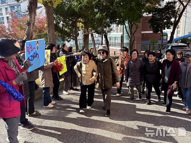 [서울=뉴시스] 한이재 기자 = 12일 오후 서울 마포구 일성여자중고등학교 입구 인근에서 후배들이 수능을 앞둔 선배들을 응원하고 있다. 2025.11.12. nowone@newsis.com