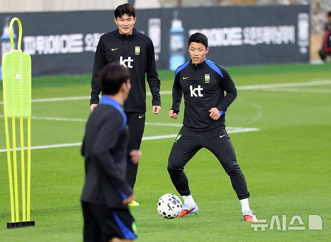 [천안=뉴시스] 이영환 기자 = 대한민국 축구 국가대표팀 황희찬(오른쪽)과 김민재가 지난 11일 오후 충남 천안시 서북구 대한민국 축구종합센터에서 열린 오픈 트레이닝에서 훈련을 하고 있다. 2025.11.11. 20hwan@newsis.com