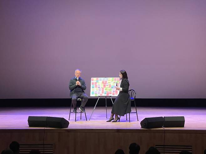 청중과 질의응답하는 최재천 교수. 심동훈 기자