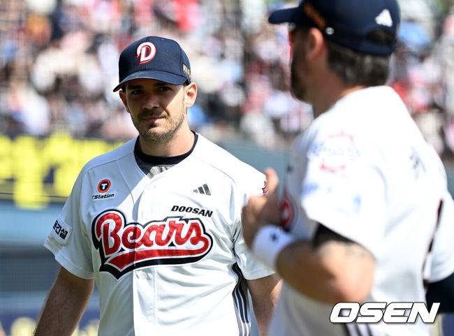 [OSEN=잠실, 이대선 기자] 26일 오후 서울 잠실야구장에서 2025 신한 SOL Bank KBO리그 두산 베어스와 롯데 자이언츠의 경기가 열렸다.두산은 잭로그, 롯데는 나균안을 선발 투수로 내세웠다.4회초 공수교대 때 두산 잭로그가 케이브의 엄지척에 미소짓고 있다. 2025.04.26 /sunday@osen.co.kr