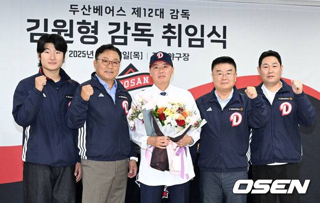[OSEN=잠실, 이대선 기자] 23일 오후 서울 잠실야구장에서 두산 베어스 김원형 감독 취임식이 열렸다.계약 규모는 2+1년 최대 20억 원(계약금 5억, 연봉 각 5억 원)이다.김 감독은 23일 취임식을 거쳐 29일부터 진행되는 일본 미야자키 마무리캠프로 향해 2025시즌을 복기하고 2026시즌 팀을 한 단계 업그레이드 시킬 수 있는 옥석가리기에 나설 예정이다.두산 곽빈, 고영섭 대표이사, 김원형 감독, 김태룡 단장, 양의지가 기념촬영을 하고 있다. 2025.10.23 /sunday@osen.co.kr
