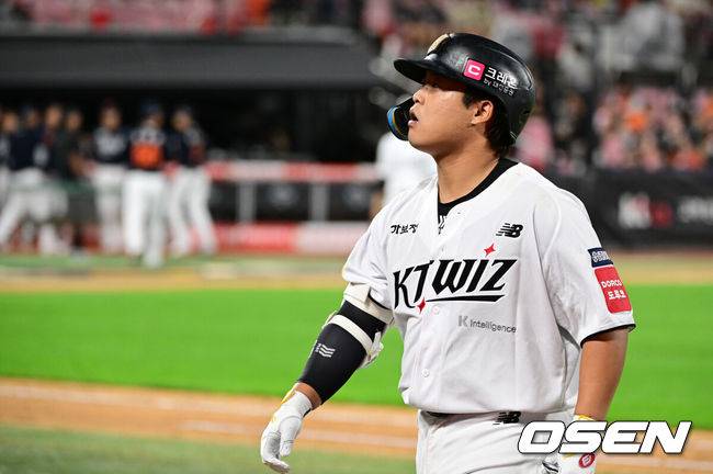 [OSEN=수원, 조은정 기자]3일 수원 KT위즈파크에서 ‘2025 신한 SOL Bank KBO리그’ KT 위즈와 한화 이글스의 시즌 최종전이 열렸다.KT가 오늘 경기를 승리하더라도 NC가 창원에서 SSG 랜더스를 제압하면 NC가 5위로 가을야구 막차를 탄다. KT가 5위가 될 수 있는 경우의 수는 총 3가지로, KT가 한화를 꺾고 NC가 SSG에 패하거나 무승부를 거두면 KT가 6년 연속 가을 무대를 밟는다. KT가 무승부를 거두고 NC가 패해도 5위는 KT의 차지다. 한화전을 내줄 경우 창원 경기 결과와 관계없이 가을야구 진출이 좌절된다.7회말 2사 2루 KT 강백호가 내야 플라이로 물러나고 있다. 2025.10.03 /cej@osen.co.kr