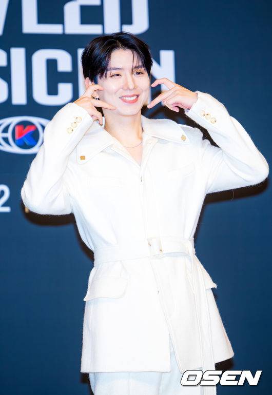 [OSEN=민경훈 기자] 12일 오후 서울 양천구 목동 SBS 방송센터 SBS홀에서 새 예능 '베일드 뮤지션' 제작발표회가 열렸다.이 자리에는 이홍희 PD와 배우 최다니엘, 가수 에일리, 폴킴, 신용재, 몬스타엑스 기현, 볼빨간사춘기(안지영), 키스오브라이프 벨이 참석했다.글로벌 보컬 프로젝트 ‘베일드 뮤지션’은 아시아 9개국에서 동시에 펼쳐지는 초대형 스케일의 오디션이다.몬스타엑스 기현이 포토타임을 가지고 있다. 2025.11.12 / rumi@osen.co.kr