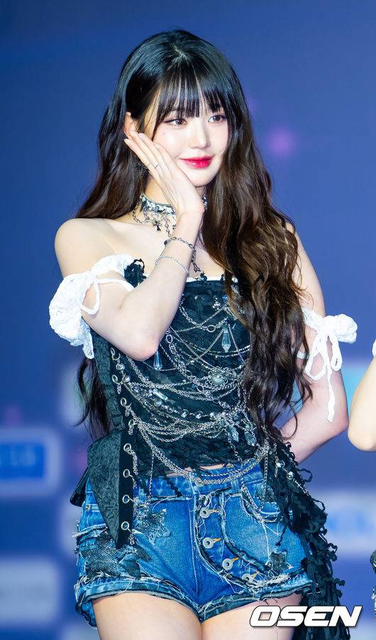 [OSEN=고양, 민경훈 기자] 26일 오후 경기도 고양시 일산서구 킨텍스 제1전시장에서 '2025 SBS 가요대전 Summer' 블루카펫 행사가 열렸다.이날 블루카펫에는 아이브(IVE), 있지(ITZY), 엔믹스(NMIXX), 엔시티 127(NCT 127), 엔시티 위시(NCT WISH), 잔나비, 폴킴, 미야오(MEOVV), 이즈나(izna), 싸이커스(xikers), 올데이 프로젝트(ALLDAY PROJECT), 아홉(AHOF), 비:퍼스트(BE:FIRST), 유스피어(USPEER)와 함께 3MC인 NCT 도영, 아이브 유진, 투모로우바이투게더 연준이 참석했다.한편, '2025 SBS 가요대전 Summer'는 26일과 27일 양일간 일산 킨텍스에서 진행된다.아이브 장원영이 입장하며 포즈를 취하고 있다. 2025.07.26 / rumi@osen.co.kr