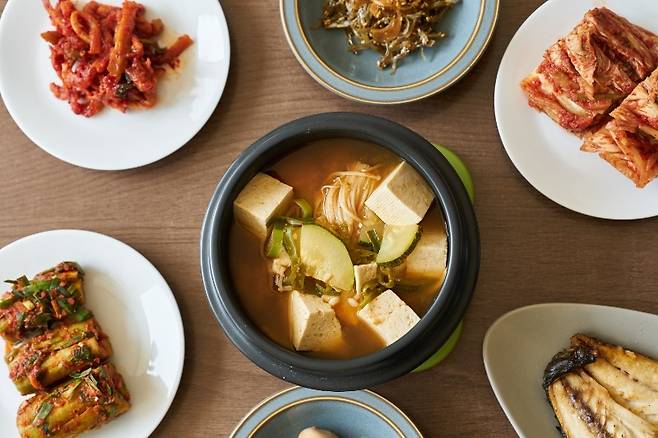 염증은 몸의 방어 반응이지만, 만성화되면 오히려 몸을 공격한다. 식습관이 그 첫 번째 방아쇠가 될 수 있다. 게티이미지