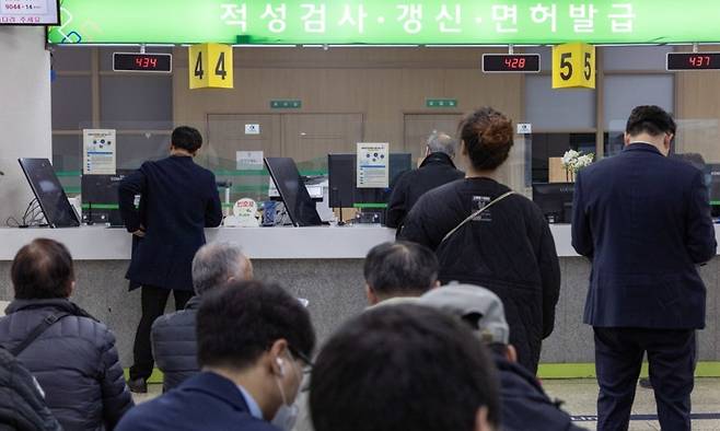 연말 운전면허증 갱신 등의 업무를 보기 위한 시민들로 북적이는 운전면허시험장. 뉴스1 자료사진