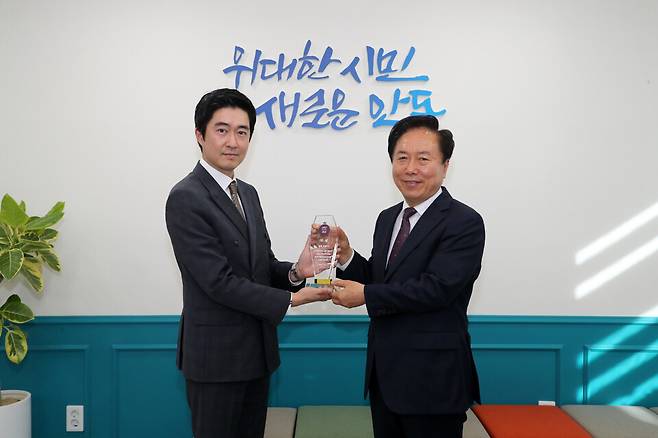 안동시가 SRT 매거진이 주관한 '2025 SRT 어워드'에서 대한민국을 대표하는 10대 도시에 선정돼 권기창 시장이 기념패를 받고 있다. ⓒ안동시 제공