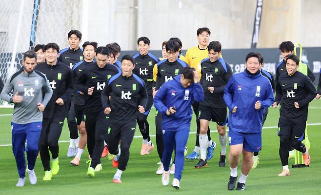 축구국가대표팀 선수들이 11일 충남 천안 대한민국축구종합센터 메인스타디움에서 열린 11월 대표팀 소집 훈련에서 런닝을 하고 있다. 팬들에게 처음으로 센터를 선보이는 오픈트레이닝을 겸해 열린 까닭에 뜨거운 분위기 속에 막을 내렸다. 천안│뉴시스