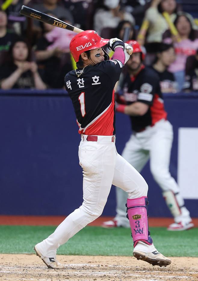 올해 골든글러브 유격수 부문은 NC 김주원(오른쪽), KIA 박찬호의 2파전으로 좁혀진 모양새다. 공격은 김주원, 수비는 박찬호의 우위라는 평가가 나오는 가운데 소속팀의&nbsp;성적이&nbsp;수상에 중요한 요소로 작용할 수 있다. KIA 박찬호. 뉴시스