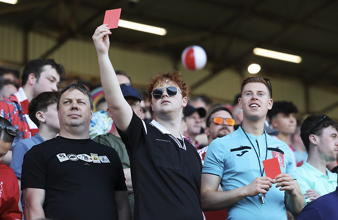 레드카드를 보이고 있는 한 축구팬. 게티이미지