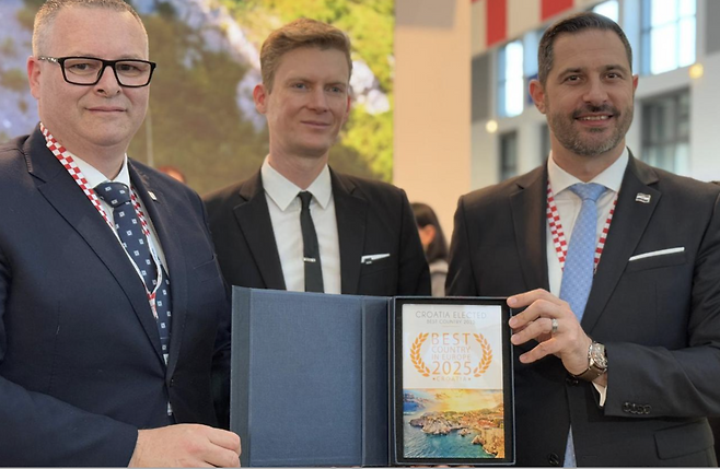 유럽 베스트 데스티네이션(EBD)이 실시한 투표에서 크로아티아가 2025년 유럽 최고의 여행지 1위로 선정되었다. ITB베를린에서 상을 받는 크로아티아 관광청의 크리스트얀 스타니치치 청장과 관광청 직원들. 사진제공|크로아티아관광청/CNTB