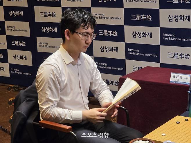 딩하오 9단이 12일 제주 서귀포의 휘닉스 아일랜드에서 열린 2025 삼성화재배 월드바둑마스터스 8강에서 탄샤오 9단과 대국하고 있다.     서귀포 | 윤은용 기자