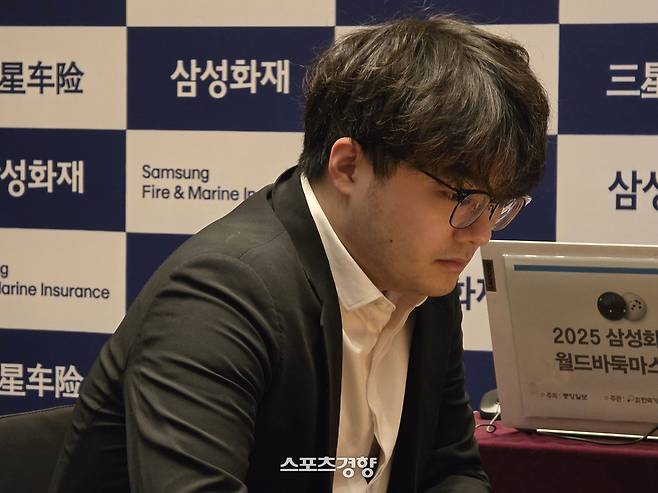 랴오위안허 9단이 12일 제주 서귀포의 휘닉스 아일랜드에서 열린 2025 삼성화재배 월드바둑마스터스 8강에서 푸젠헝 7단과 대국하고 있다.  서귀포 | 윤은용 기자