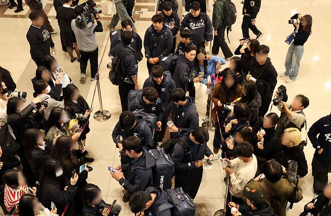 야구대표팀 선수들이 12일 김포국제공항을 통해 일본 도쿄로 출국하며 팬들에게 사인을 해주고 있다. 연합뉴스
