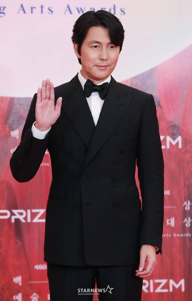 배우 정우성이 7일 오후 서울 강남구 코엑스에서 진행된 제60회 백상예술대상 레드카펫 행사에 참석해 포즈를 취하고 있다. /2024.05.07 /사진=이동훈
