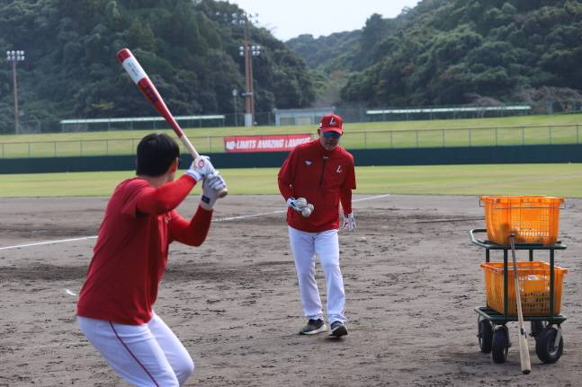 이숭용 감독(오른쪽)이 직접 토스를 하며 선수들의 훈련을 돕고 있다. /사진=SSG 랜더스 제공