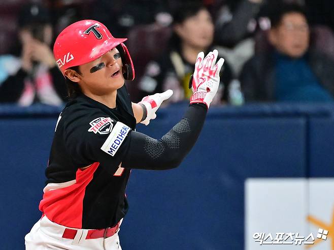 7일 오후 서울 구로구 고척스카이돔에서 열린 '2025 신한 SOL Bank KBO리그' KIA 타이거즈와 키움 히어로즈의 경기, 8회초 무사 만루 KIA 김도영이 3타점 2루타를 날리고 있다. 엑스포츠뉴스 DB