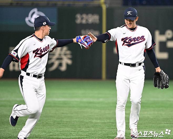 9일 오후 일본 도쿄돔에서 열린 2023 월드베이스볼클래식(WBC) B조 1차전 호주와 대한민국의 경기, 1회초 수비를 마친 대한민국 고영표가 에드먼과 하이파이브를 하고 있다. 엑스포츠뉴스DB