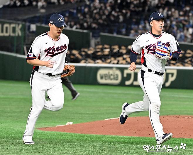 9일 오후 일본 도쿄돔에서 열린 2023 월드베이스볼클래식(WBC) B조 1차전 호주와 대한민국의 경기, 4회초 수비를 마친 대한민국 김하성과 에드먼이 더그아웃으로 향하고 있다. 엑스포츠뉴스DB
