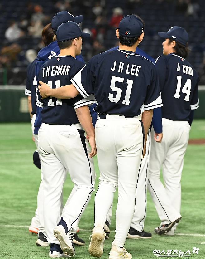 13일 오후 일본 도쿄돔에서 열린 2023 월드베이스볼클래식(WBC) B조 중국과 대한민국의 경기, 대한민국이 박건우와 김하성의 그랜드슬램에 힘입어 중국에 22:2 콜드게임을 거두며 대회를 마무리 지었다. 경기종료 후 대한민국 에드먼과 이정후가 그라운드로 나서고 있다. 엑스포츠뉴스DB