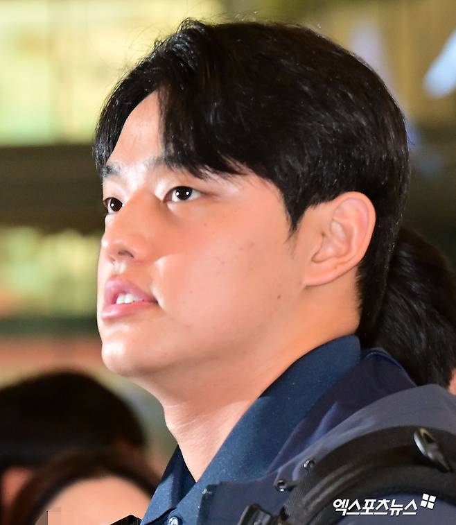 류지현 감독이 이끄는 야구 대표팀이 도쿄돔에서 진행되는 일본과의 평가전을 위해 12일 오후 김포국제공항을 통해 일본으로 출국했다. 문동주가 출국 수속을 기다리고 있다. 김포공항, 김한준 기자