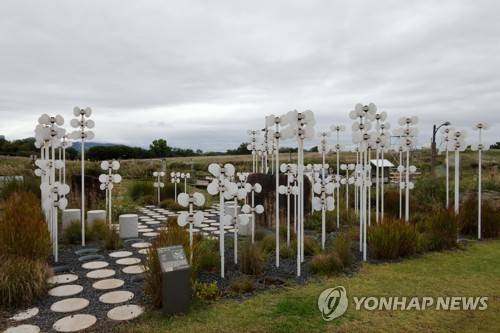 하늘공원 작가전원 전시물 [사진/백승렬 기자]