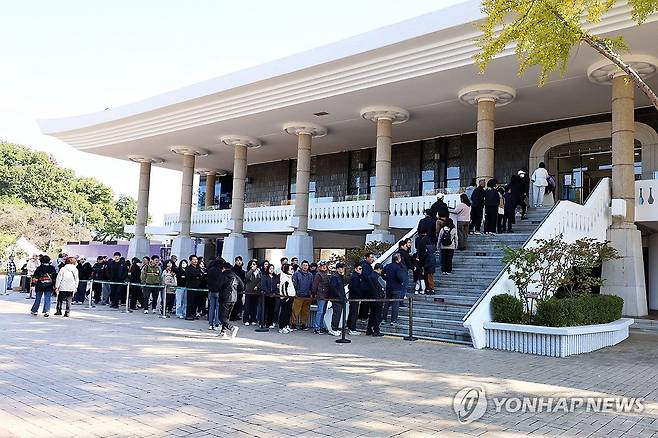 금관 특별전에 모인 관람객 (경주=연합뉴스) 손대성 기자 = 3일 경북 경주시 인왕동 국립경주박물관 신라역사관 앞에 관람객이 줄을 서 있다.
2일부터 이곳에서 열린 신라금관 특별전을 보기 위해 관람객이 몰리면서 박물관 측은 시간대별로 관람 인원을 제한하고 있다. 2025.11.3 sds123@yna.co.kr