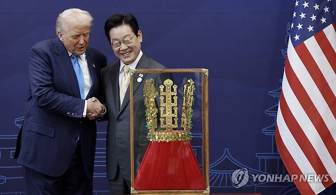 '천마총 금관 모형'과 한미 정상 (경주=연합뉴스) 한상균 기자 = 이재명 대통령이 29일 경북 경주박물관에서 도널드 트럼프 미국 대통령에게 '천마총 금관 모형'을 선물한 뒤 악수하고 있다. 2025.10.29 [대통령실통신사진기자단] superdoo82@yna.co.kr