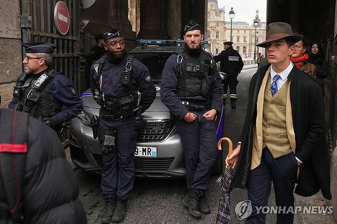 프랑스 루브르 (파리=AP) 경찰이 19일 도난사건 발생 후 루브르 박물관 접근을 통제하고 있다. 2025.10.19.