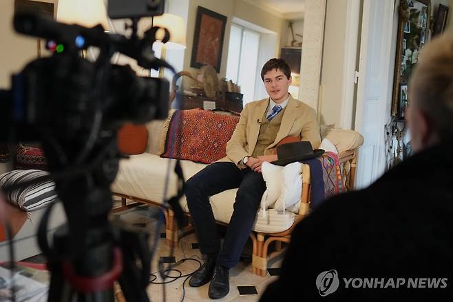 자택에서 인터뷰하는 페도라맨 [AP=연합뉴스 자료사진. 재판매 및 DB 금지]