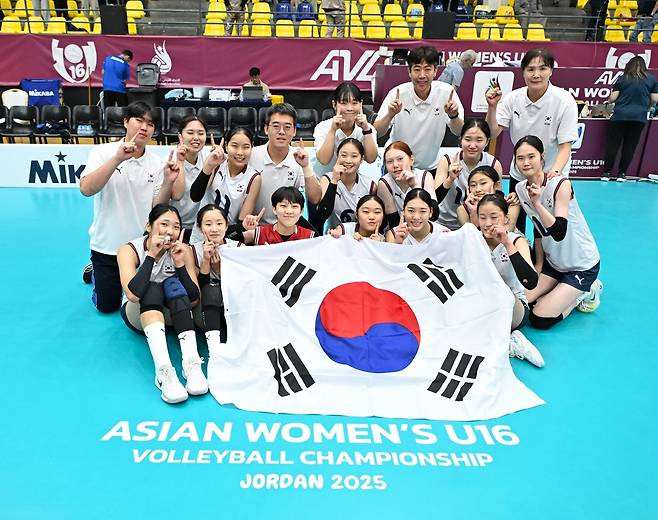 U-16 여자배구 아시아선수권 우승 세리머니 하는 선수들 [아시아배구연맹 페이스북 캡처. 재판매 및 DB 금지]
