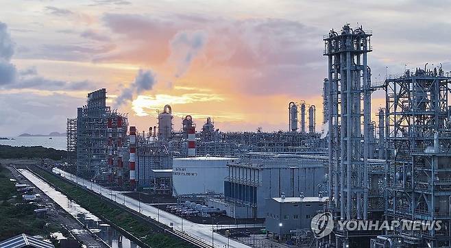 롯데케미칼, 인니 석유화학단지 가동 (서울=연합뉴스) 지난 6일(현지시간) 인도네시아 반텐주 칠레곤에서 롯데케미칼 인도네시아 준공식이 열렸다. 사진은 롯데케미칼 인도네시아(LCI) 석유화학단지 전경. 2025.11.7 [롯데케미칼 제공. 재판매 및 DB금지] photo@yna.co.kr