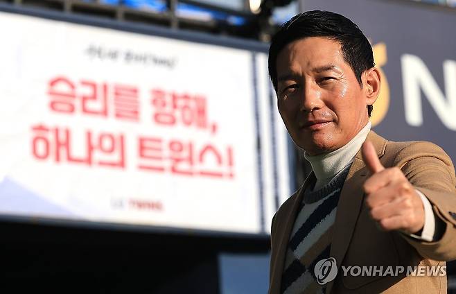 통합우승 이끈 LG트윈스 염경엽 감독 (서울=연합뉴스) 최재구 기자 = LG 트윈스를 두 차례 통합우승으로 이끈 사령탑 염경엽 감독이 12일 서울 잠실야구장에서 연합뉴스와 인터뷰에 앞서 사진 포즈를 취하고 있다.  2025.11.12 jjaeck9@yna.co.kr
